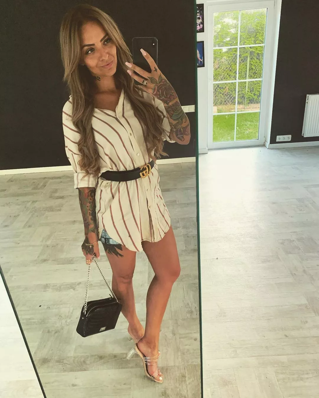 Urocza gwiazdeczka disco polo odsłoniła ciało! Jej długie nogi przyprawiają o zawrót głowy! 